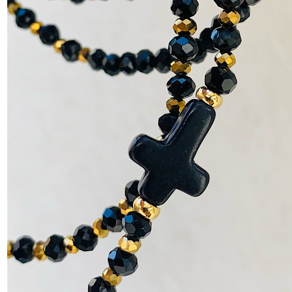 Sautoir Cruz en perles à facettes noires et croix noire