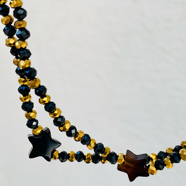 Sautoir Elmer en perles à facettes noires et étoile en agate indienne