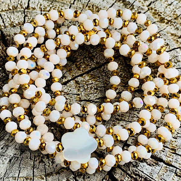Sautoir Feliz en perles à facettes blanc cassé et fleur de nacre
