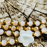 Sautoir Faustine en perles à facettes marron glacé et fleur de nacre