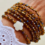 Sautoir Fodie en perles à facettes ambre et fleur en nacre