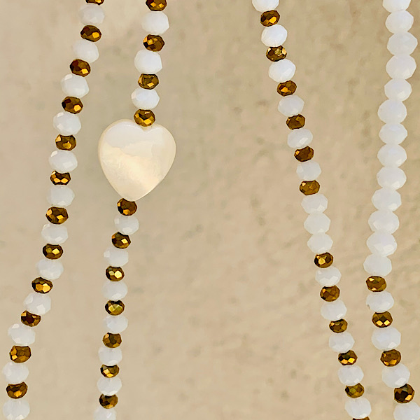 Sautoir Corto en perles à facettes blanches et coeur en nacre