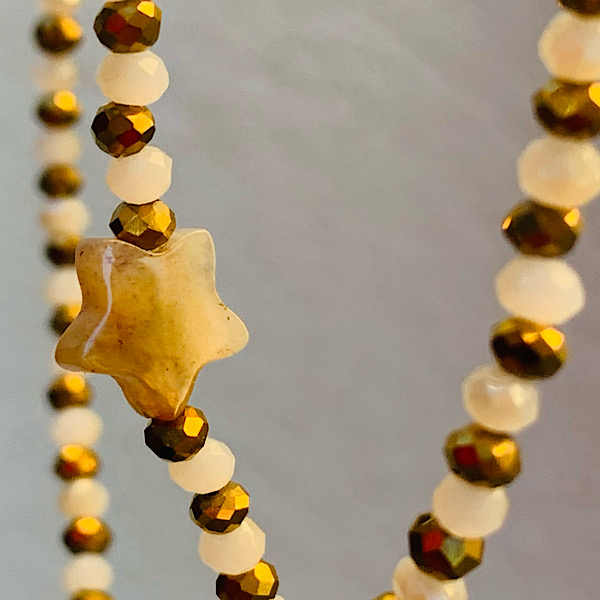 Sautoir Elory en perles à facettes blanc beige et étoiles en agate indienne