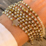 Sautoir Elory en perles à facettes blanc beige et étoiles en agate indienne