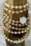 Sautoir FERLY en perles à facettes beige et fleur en nacre