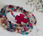 sautoir en perles d'agate multicolores et croix rose