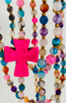 sautoir en perles d'agate multicolores et croix rose