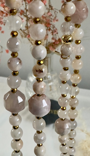 Sautoir Anyssa en perles d'agate fleur de cerisier